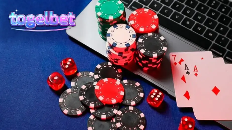 Seorang pemain sedang menikmati permainan slot daring dengan perangkat seluler di tangan.